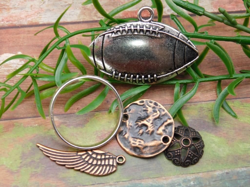 MIXED PENDANT LOT: MIXED PENDANT LOT - Part of our Discover Midnight Market, Crystals and Gems auction at HATMAN'S Auctions! Please see photos for measurements and condition. YES, we have in-house shipping! We have MANY