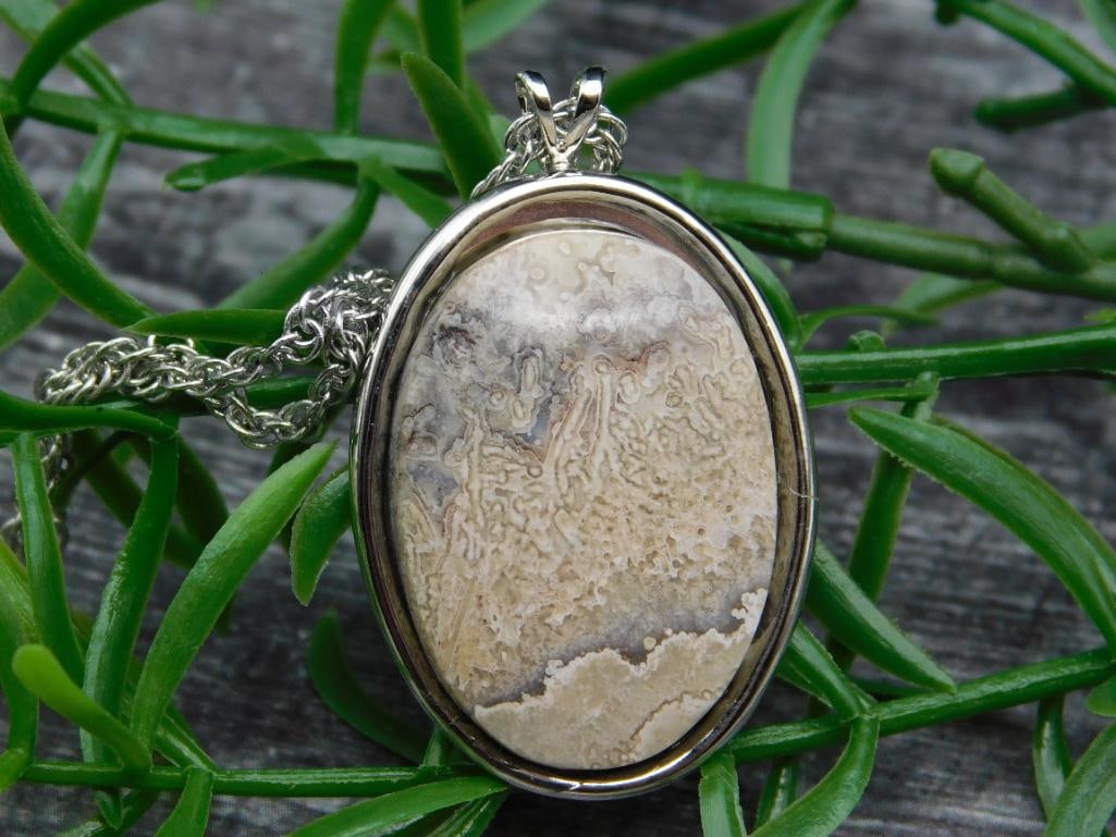AGATE PENDANT NECKLACE ROCK STONE LAPIDARY SPECIMEN: AGATE PENDANT NECKLACE ROCK STONE LAPIDARY SPECIMEN - Part of our Discover Midnight Market, Crystals and Gems auction at HATMAN'S Auctions! Please see photos for measurements and condition. YES, we