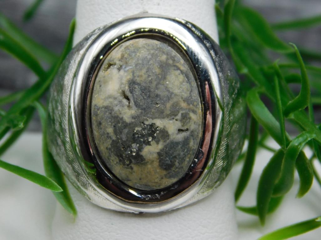AGATE RING ROCK STONE LAPIDARY SPECIMEN: AGATE RING ROCK STONE LAPIDARY SPECIMEN - Part of our Discover Midnight Market, Crystals and Gems auction at HATMAN'S Auctions! Please see photos for measurements and condition. YES, we have in-house