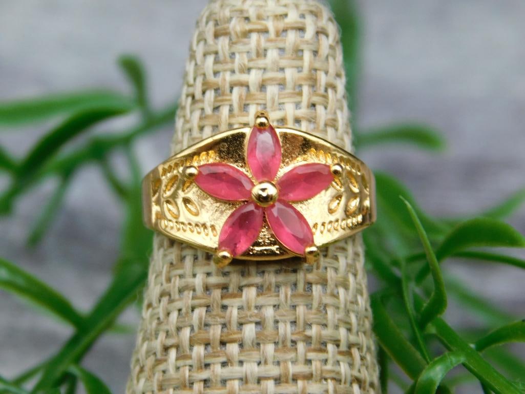 GENUINE STONE RING SIZE 4: GENUINE STONE RING SIZE 4 - Part of our Discover Midnight Market, Crystals and Gems auction at HATMAN'S Auctions! Please see photos for measurements and condition. YES, we have in-house shipping! We