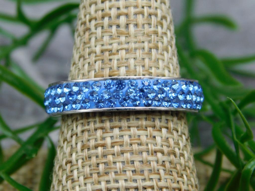 GENUINE STONE RING SIZE 8: GENUINE STONE RING SIZE 8 - Part of our Discover Midnight Market, Crystals and Gems auction at HATMAN'S Auctions! Please see photos for measurements and condition. YES, we have in-house shipping! We
