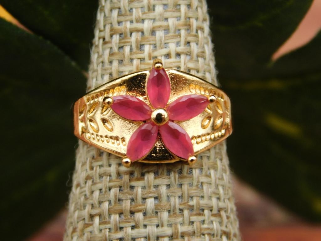 GENUINE STONE RING SIZE 4: GENUINE STONE RING SIZE 4 - Part of our Discover Midnight Market, Crystals and Gems auction at HATMAN'S Auctions! Please see photos for measurements and condition. YES, we have in-house shipping! We