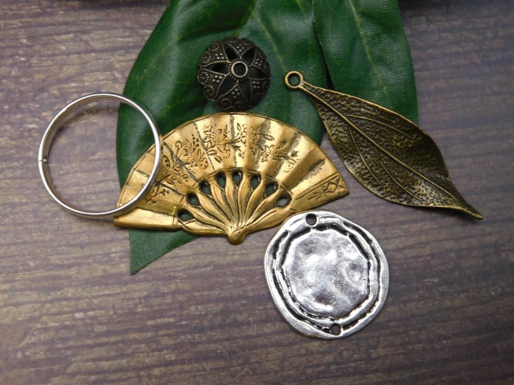 SPECIAL JEWELRY SALE! SEE PHOTOS FOR DETAILS: SPECIAL JEWELRY SALE! SEE PHOTOS FOR DETAILS - Part of our Discover Midnight Market, Crystals and Gems auction at HATMAN'S Auctions! Please see photos for measurements and condition. YES, we have in-h