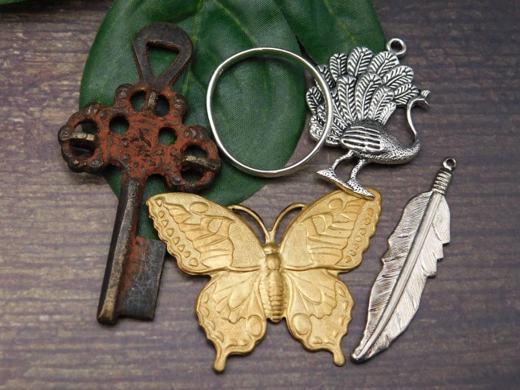 SPECIAL JEWELRY SALE! SEE PHOTOS FOR DETAILS: SPECIAL JEWELRY SALE! SEE PHOTOS FOR DETAILS - Part of our Discover Midnight Market, Crystals and Gems auction at HATMAN'S Auctions! Please see photos for measurements and condition. YES, we have in-h