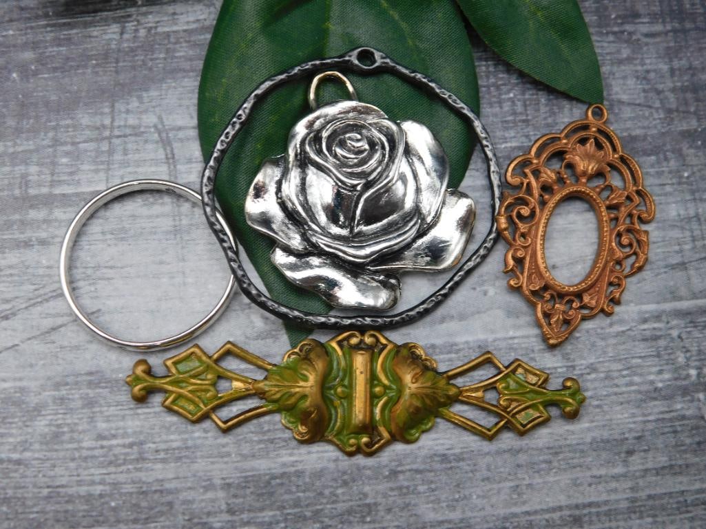 SPECIAL JEWELRY SALE! SEE PHOTOS FOR DETAILS: SPECIAL JEWELRY SALE! SEE PHOTOS FOR DETAILS - Part of our Discover Midnight Market, Crystals and Gems auction at HATMAN'S Auctions! Please see photos for measurements and condition. YES, we have in-h