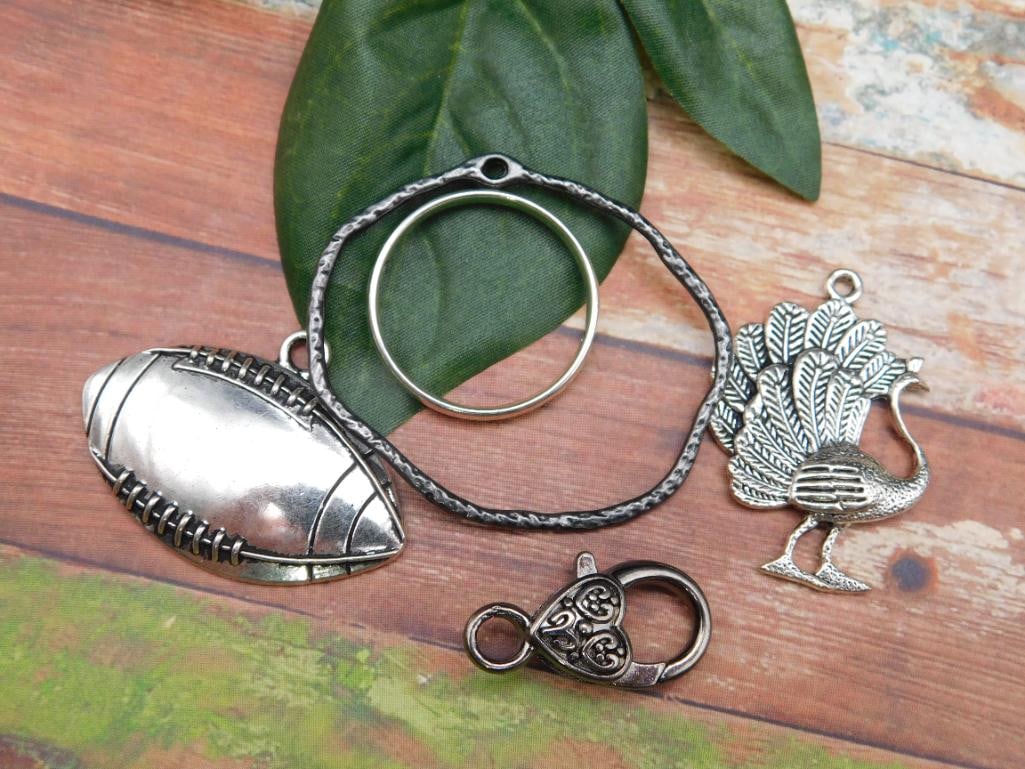 SPECIAL JEWELRY SALE! SEE PHOTOS FOR DETAILS: SPECIAL JEWELRY SALE! SEE PHOTOS FOR DETAILS - Part of our Discover Midnight Market, Crystals and Gems auction at HATMAN'S Auctions! Please see photos for measurements and condition. YES, we have in-h
