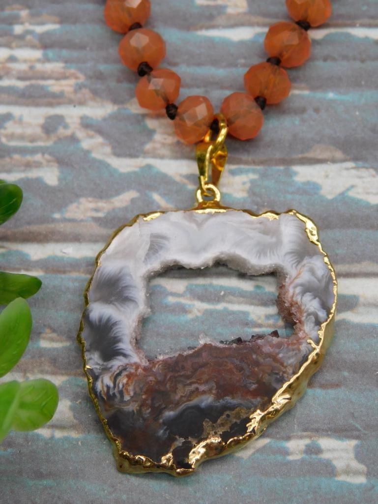 GEODE SLICE PENDANT ON SPARKLE BEAD NECKLACE: GEODE SLICE PENDANT ON SPARKLE BEAD NECKLACE