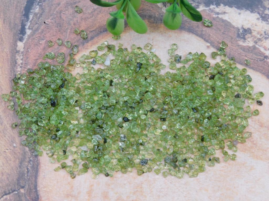 PERIDOT ROCK STONE LAPIDARY SPECIMEN: PERIDOT ROCK STONE LAPIDARY SPECIMEN