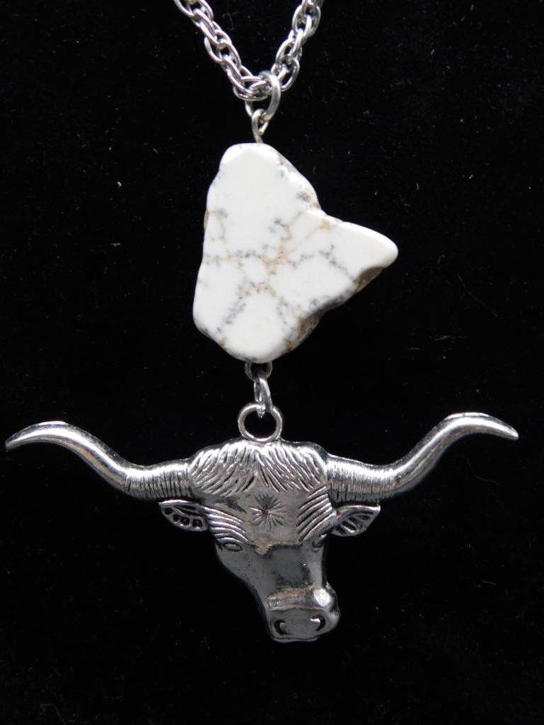 COW HEAD PENDANT WITH STONE ACCENT ON CHAIN NECKLACE: COW HEAD PENDANT WITH STONE ACCENT ON CHAIN NECKLACE