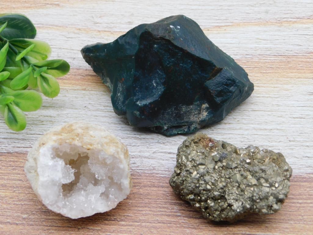 MIXED ROUGH LOT ROCK STONE LAPIDARY SPECIMEN: MIXED ROUGH LOT ROCK STONE LAPIDARY SPECIMEN