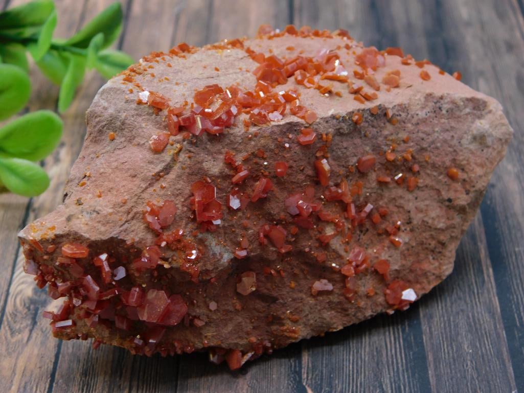 VANADINITE ROCK STONE LAPIDARY SPECIMEN: VANADINITE ROCK STONE LAPIDARY SPECIMEN