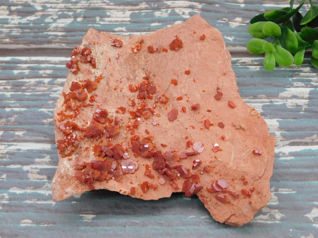 VANADINITE ROCK STONE LAPIDARY SPECIMEN: VANADINITE ROCK STONE LAPIDARY SPECIMEN
