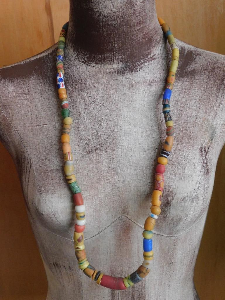 AFRICAN TRADE BEADS VINTAGE ANTIQUE (1 of 2)