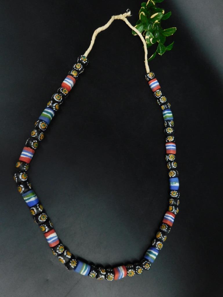 AFRICAN TRADE BEADS VINTAGE ANTIQUE (1 of 2)