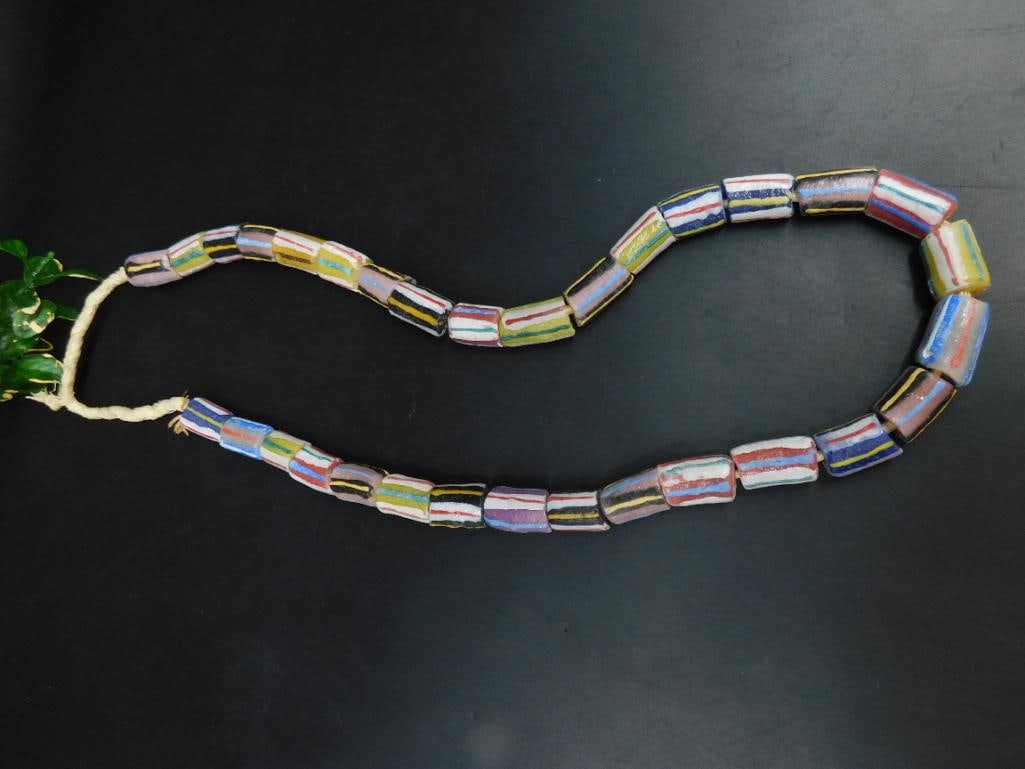 AFRICAN TRADE BEADS VINTAGE ANTIQUE (1 of 2)