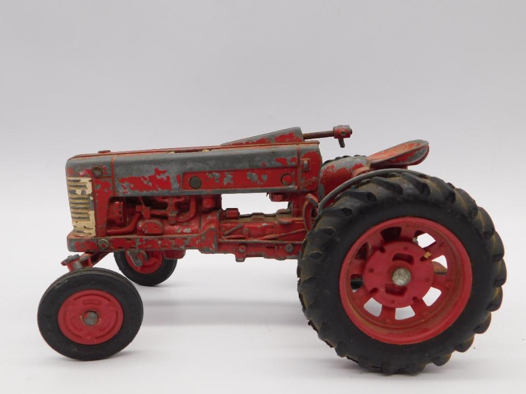 ERTL DIE-CAST MCCORMICK FARMALL TOY TRACTOR VINTAGE ANTIQUE (1 of 3)