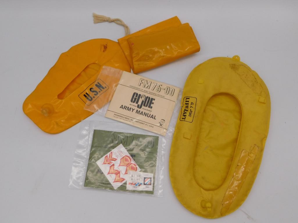 VINTAGE GI JOE ARMY MANUAL PATCHES AND OTHER ACCESSORIES (1 of 3)