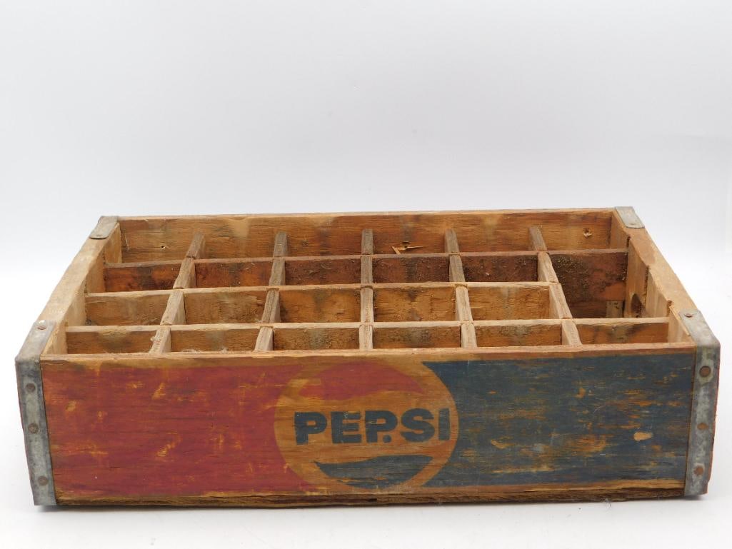 VINTAGE WOODEN PEPSI-COLA BOTTLE CRATE: VINTAGE WOODEN PEPSI-COLA BOTTLE CRATE