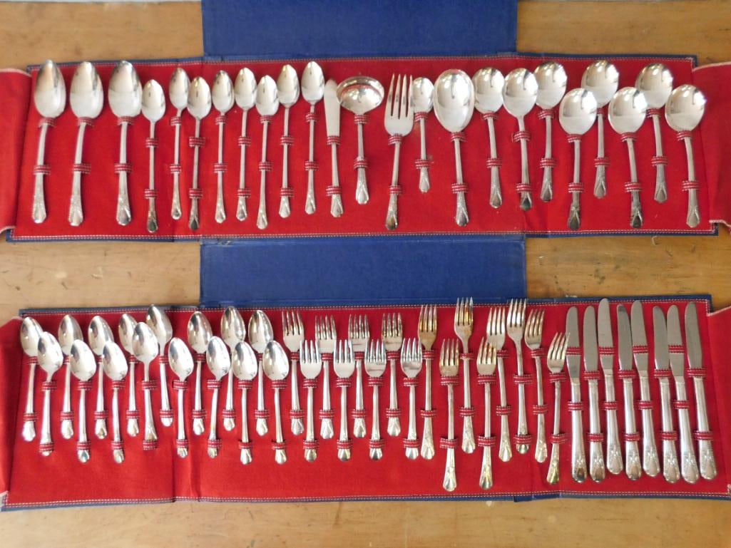 VINTAGE WM ROGERS MFG CO SILVERWARE SET IN BLUE STORAGE CONTAINER SILVER-PLATED FLATWARE (1 of 8)
