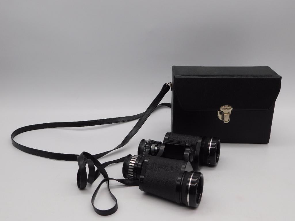VINTAGE TASCO WIDE-ANGLE BINOCULARS WITH CARRYING CASE: VINTAGE TASCO WIDE-ANGLE BINOCULARS WITH CARRYING CASE