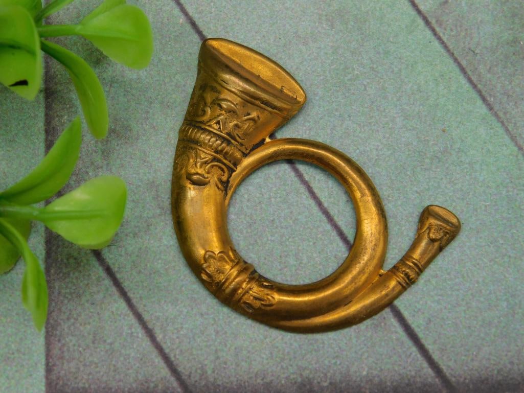BUGLE INSIGNIA VINTAGE ANTIQUE (1 of 2)