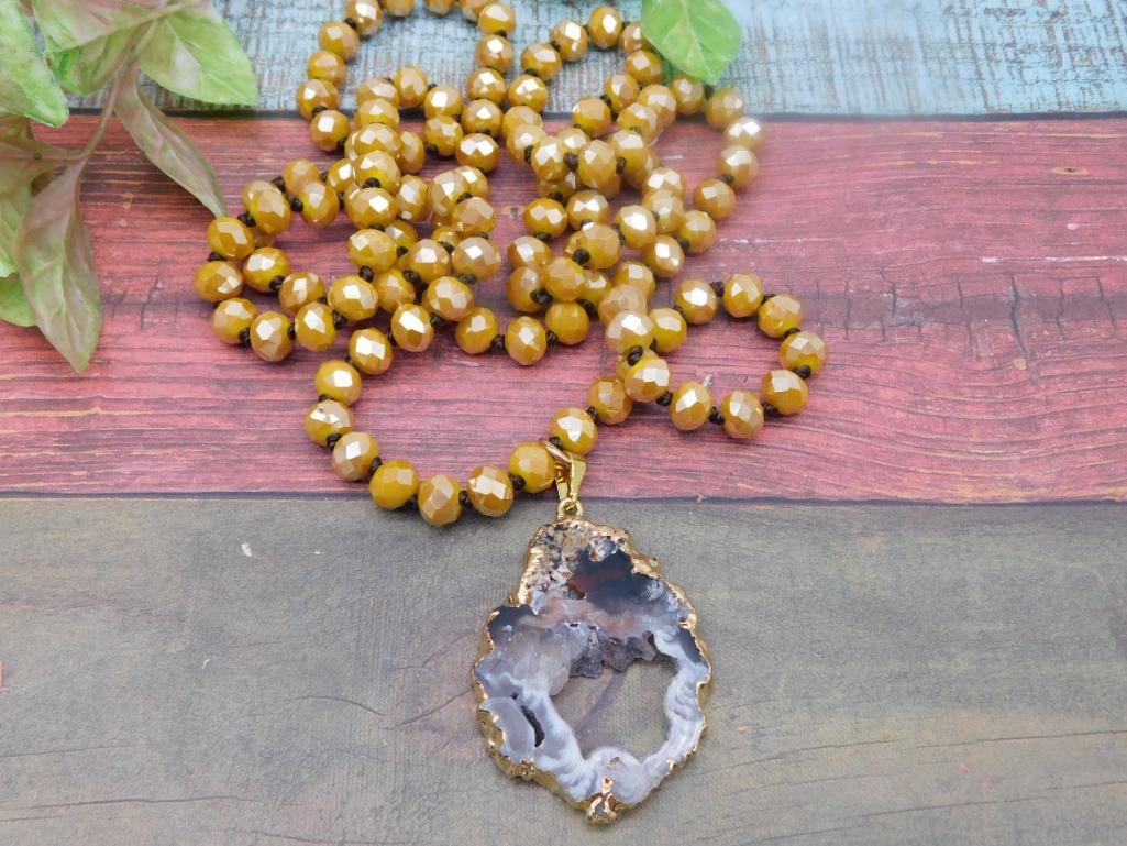 GEODE SLICE PENDANT ON SPARKLE BEAD NECKLACE ROCK STONE LAPIDARY SPECIMEN: GEODE SLICE PENDANT ON SPARKLE BEAD NECKLACE ROCK STONE LAPIDARY SPECIMEN