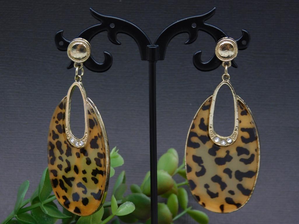 Leopard Print Dangle Earrings with Gold Accents: Leopard Print Dangle Earrings with Gold Accents