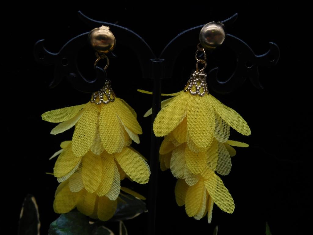 Yellow Floral Dangle Earrings: Yellow Floral Dangle Earrings