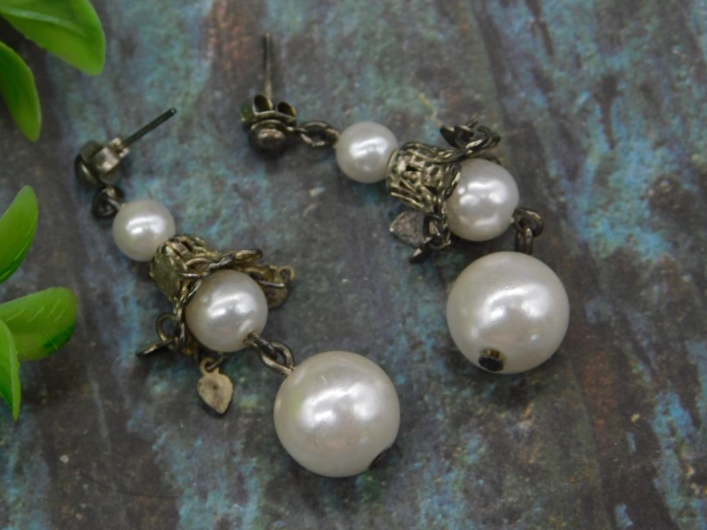 Vintage-Style Pearl Dangle Earrings with Metal Accents: Vintage-Style Pearl Dangle Earrings with Metal Accents