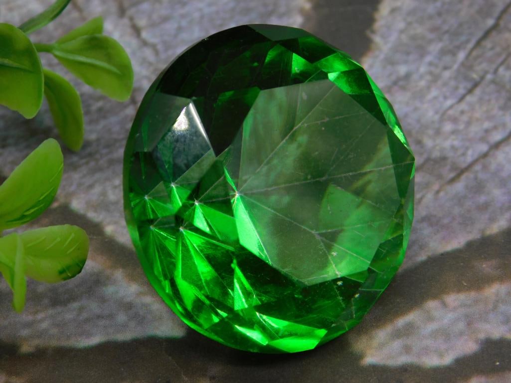 GREEN DISPLAY DIAMOND ROCK STONE LAPIDARY SPECIMEN (1 of 2)