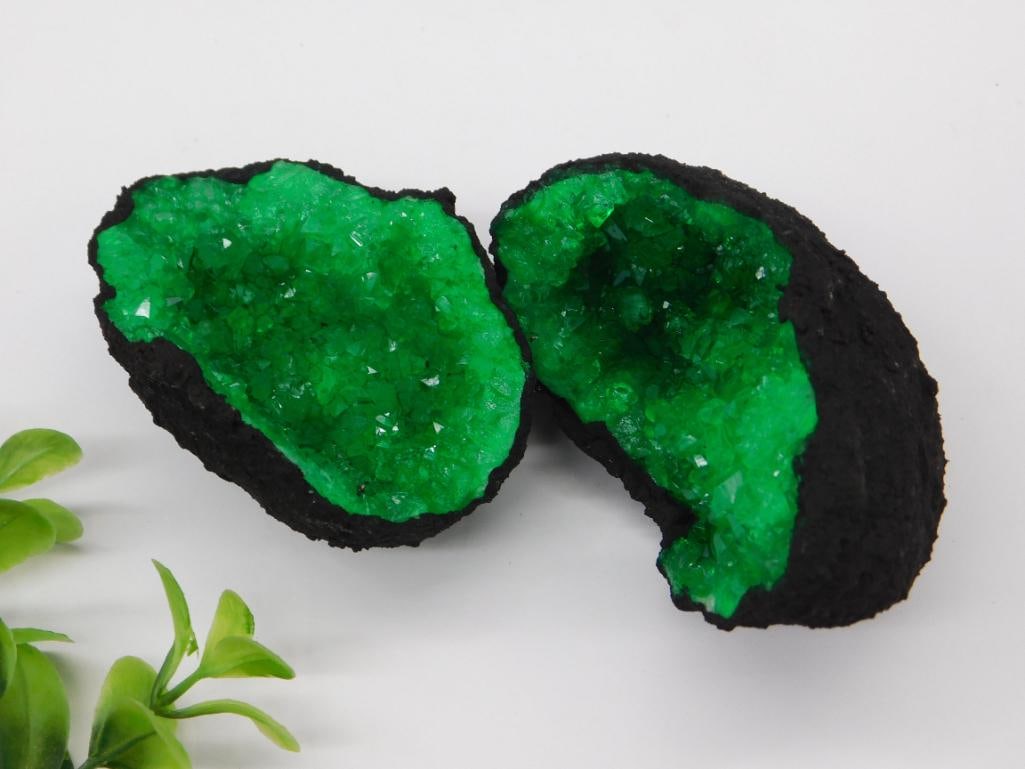 GREEN GEODE ROCK STONE LAPIDARY SPECIMEN: GREEN GEODE ROCK STONE LAPIDARY SPECIMEN