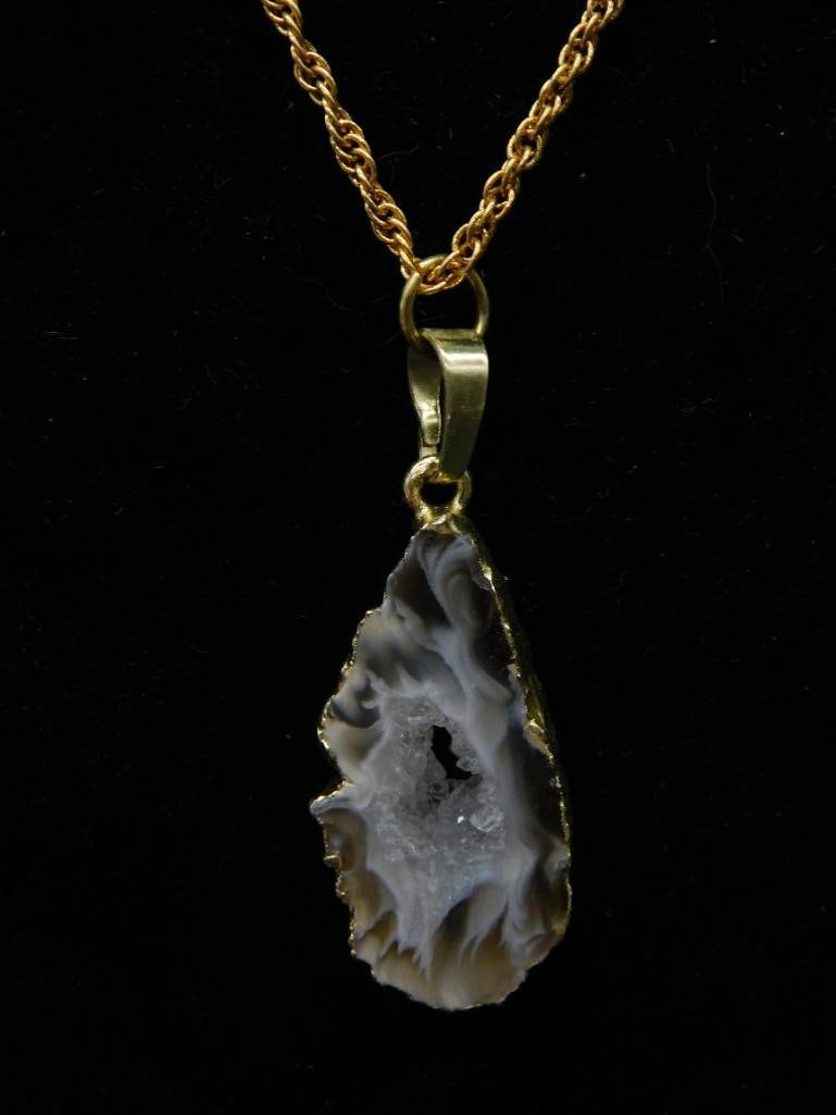 GEODE SLICE PENDANT ON CHAIN NECKLACE ROCK STONE LAPIDARY SPECIMEN: GEODE SLICE PENDANT ON CHAIN NECKLACE ROCK STONE LAPIDARY SPECIMEN