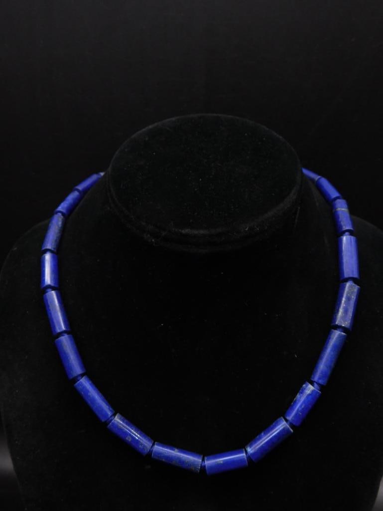 LAPIS LAZULI NECKLACE ROCK STONE LAPIDARY SPECIMEN: LAPIS LAZULI NECKLACE ROCK STONE LAPIDARY SPECIMEN — Part of our Discover Vintage Vault, Crystals and Gems auction at HATMAN'S Auctions! Please see photos for measurements and condition. YES, we