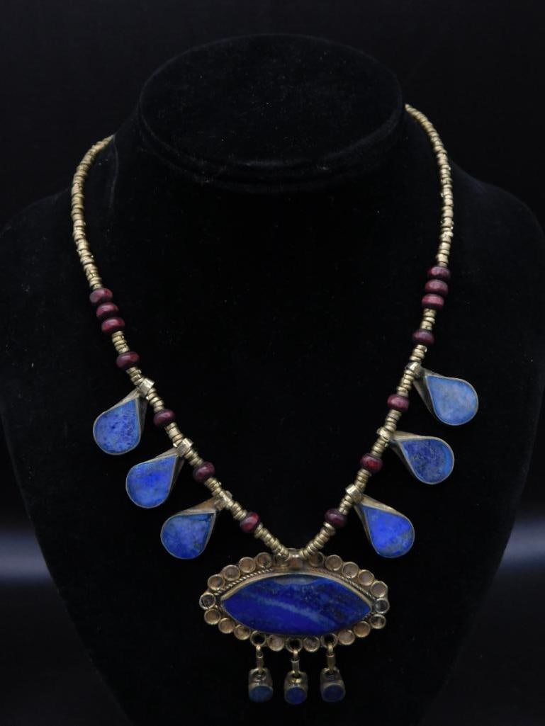 LAPIS LAZULI NECKLACE ROCK STONE LAPIDARY SPECIMEN: LAPIS LAZULI NECKLACE ROCK STONE LAPIDARY SPECIMEN — Part of our Discover Vintage Vault, Crystals and Gems auction at HATMAN'S Auctions! Please see photos for measurements and condition. YES, we hav