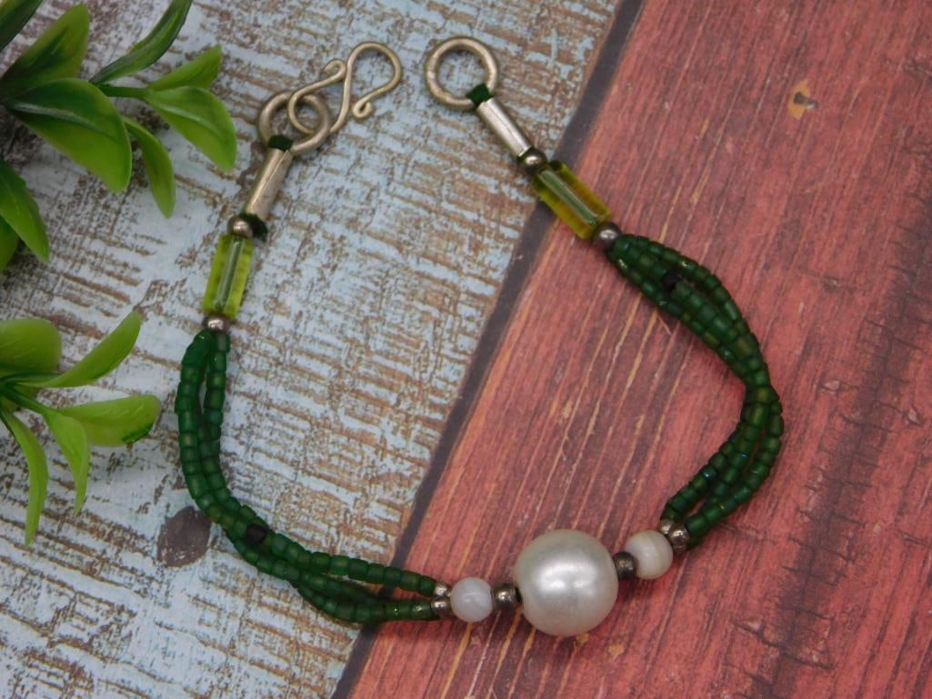 BEADED BRACELET WITH PEARL ACCENT ROCK STONE LAPIDARY SPECIMEN: BEADED BRACELET WITH PEARL ACCENT ROCK STONE LAPIDARY SPECIMEN — Part of our Discover Vintage Vault, Crystals and Gems auction at HATMAN'S Auctions! Please see photos for measurements and