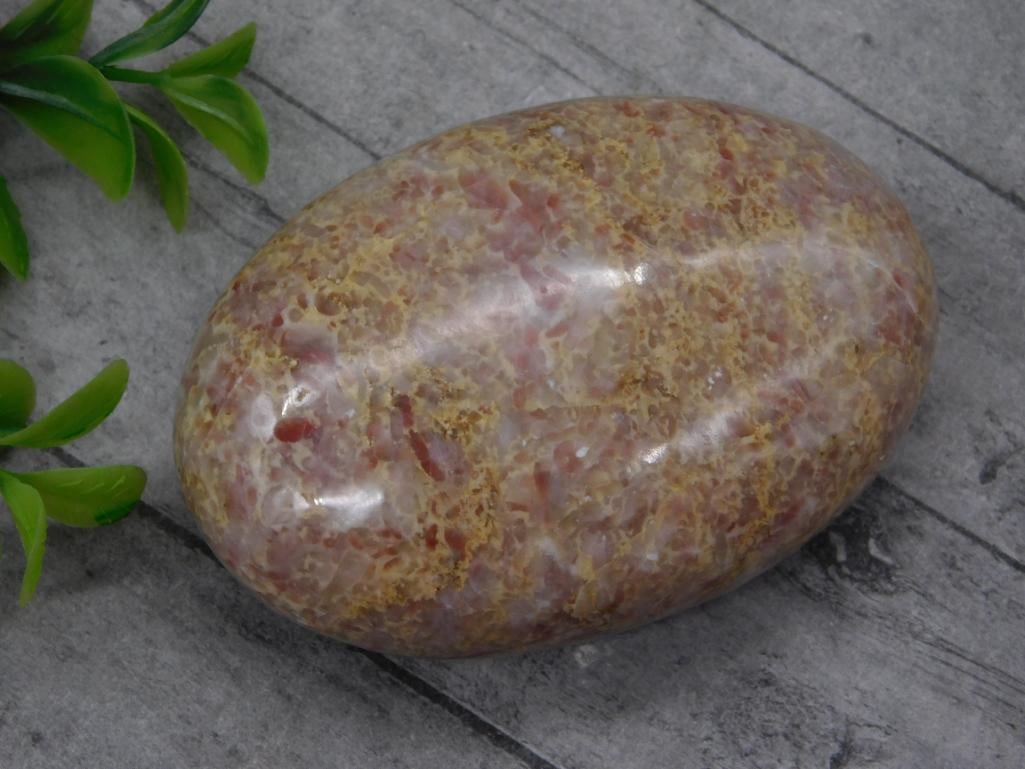 AGATE ROCK STONE LAPIDARY SPECIMEN: AGATE ROCK STONE LAPIDARY SPECIMEN — Part of our Discover Vintage Vault, Crystals and Gems auction at HATMAN'S Auctions! Please see photos for measurements and condition. YES, we have in-house shipp