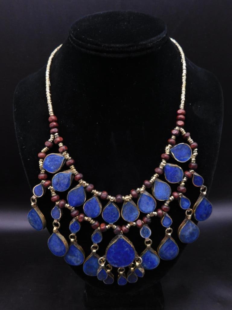 LAPIS LAZULI NECKLACE ROCK STONE LAPIDARY SPECIMEN: LAPIS LAZULI NECKLACE ROCK STONE LAPIDARY SPECIMEN — Part of our Discover Vintage Vault, Crystals and Gems auction at HATMAN'S Auctions! Please see photos for measurements and condition. YES, we