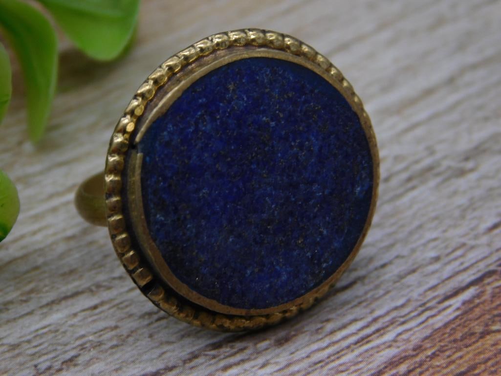 LAPIS LAZULI RING SIZE 8.5 ROCK STONE LAPIDARY SPECIMEN: LAPIS LAZULI RING SIZE 8.5 ROCK STONE LAPIDARY SPECIMEN — Part of our Discover Vintage Vault, Crystals and Gems auction at HATMAN'S Auctions! Please see photos for measurements and condition. YES,