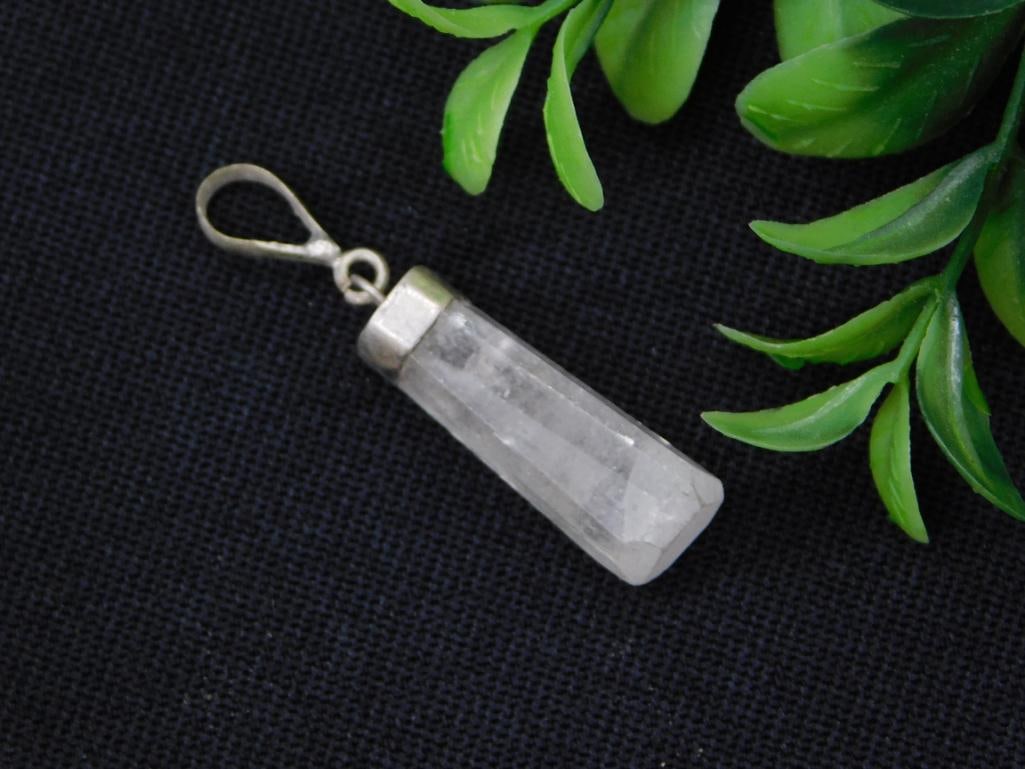 QUARTZ PENDANT ROCK STONE LAPIDARY SPECIMEN: QUARTZ PENDANT ROCK STONE LAPIDARY SPECIMEN — Part of our Discover Vintage Vault, Crystals and Gems auction at HATMAN'S Auctions! Please see photos for measurements and condition. YES, we have