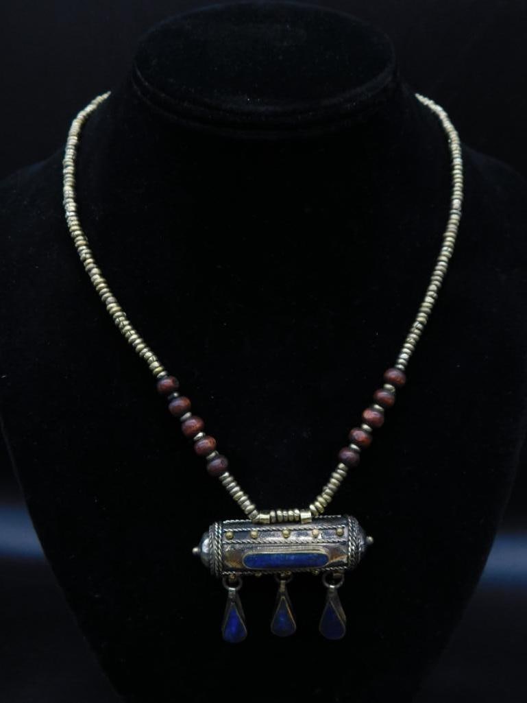 LAPIS LAZULI STUDDED NECKLACE ROCK STONE LAPIDARY SPECIMEN: LAPIS LAZULI STUDDED NECKLACE ROCK STONE LAPIDARY SPECIMEN — Part of our Discover Vintage Vault, Crystals and Gems auction at HATMAN'S Auctions! Please see photos for measurements and condition.