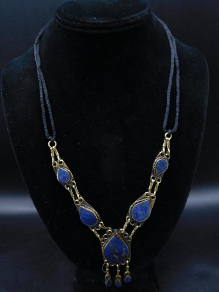 LAPIS LAZULI TEARDROP STYLE NECKLACE ROCK STONE LAPIDARY SPECIMEN: LAPIS LAZULI TEARDROP STYLE NECKLACE ROCK STONE LAPIDARY SPECIMEN — Part of our Discover Vintage Vault, Crystals and Gems auction at HATMAN'S Auctions! Please see photos for measurements and