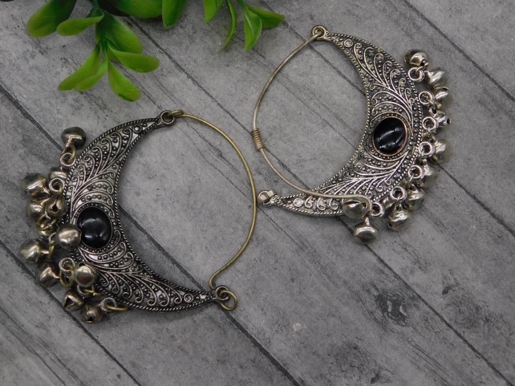 ONYX HOOP EARRINGS WITH BELLS ROCK STONE LAPIDARY SPECIMEN: ONYX HOOP EARRINGS WITH BELLS ROCK STONE LAPIDARY SPECIMEN — Part of our Discover Vintage Vault, Crystals and Gems auction at HATMAN'S Auctions! Please see photos for measurements and condition.