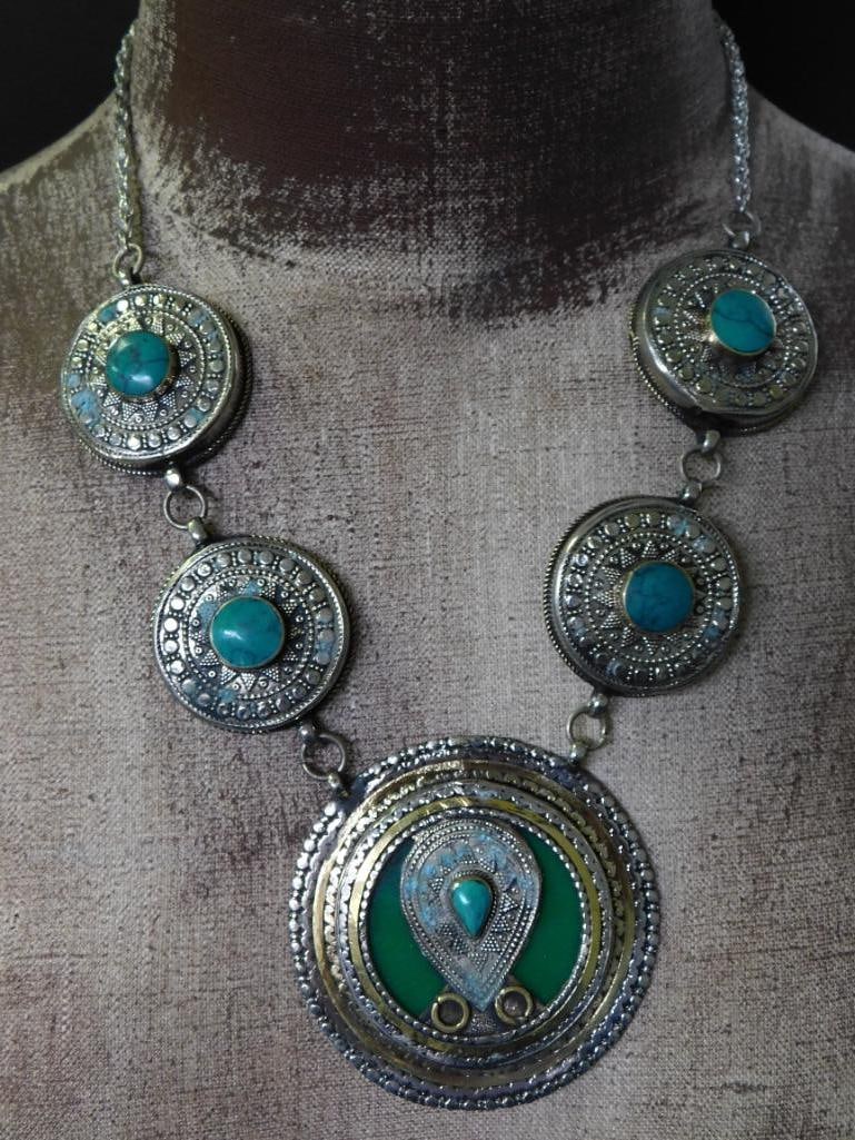 MALACHITE AND TURQUOISE STUDDED STATEMENT NECKLACE ROCK STONE LAPIDARY SPECIMEN: MALACHITE AND TURQUOISE STUDDED STATEMENT NECKLACE ROCK STONE LAPIDARY SPECIMEN — Part of our Discover Vintage Vault, Crystals and Gems auction at HATMAN'S Auctions! Please see photos for