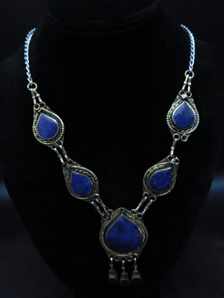 LAPIS LAZULI NECKLACE ROCK STONE LAPIDARY SPECIMEN: LAPIS LAZULI NECKLACE ROCK STONE LAPIDARY SPECIMEN — Part of our Discover Vintage Vault, Crystals and Gems auction at HATMAN'S Auctions! Please see photos for measurements and condition. YES, we