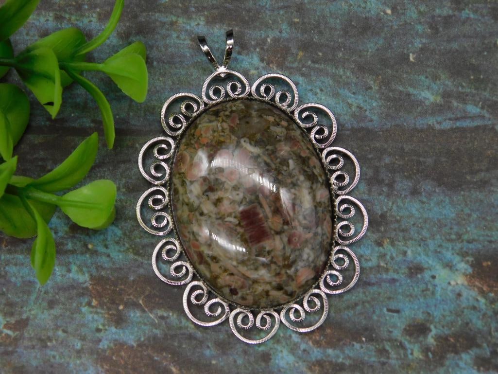 STONE PENDANT ROCK STONE LAPIDARY SPECIMEN: STONE PENDANT ROCK STONE LAPIDARY SPECIMEN — Part of our Discover Vintage Vault, Crystals and Gems auction at HATMAN'S Auctions! Please see photos for measurements and condition. YES, we have in-hou