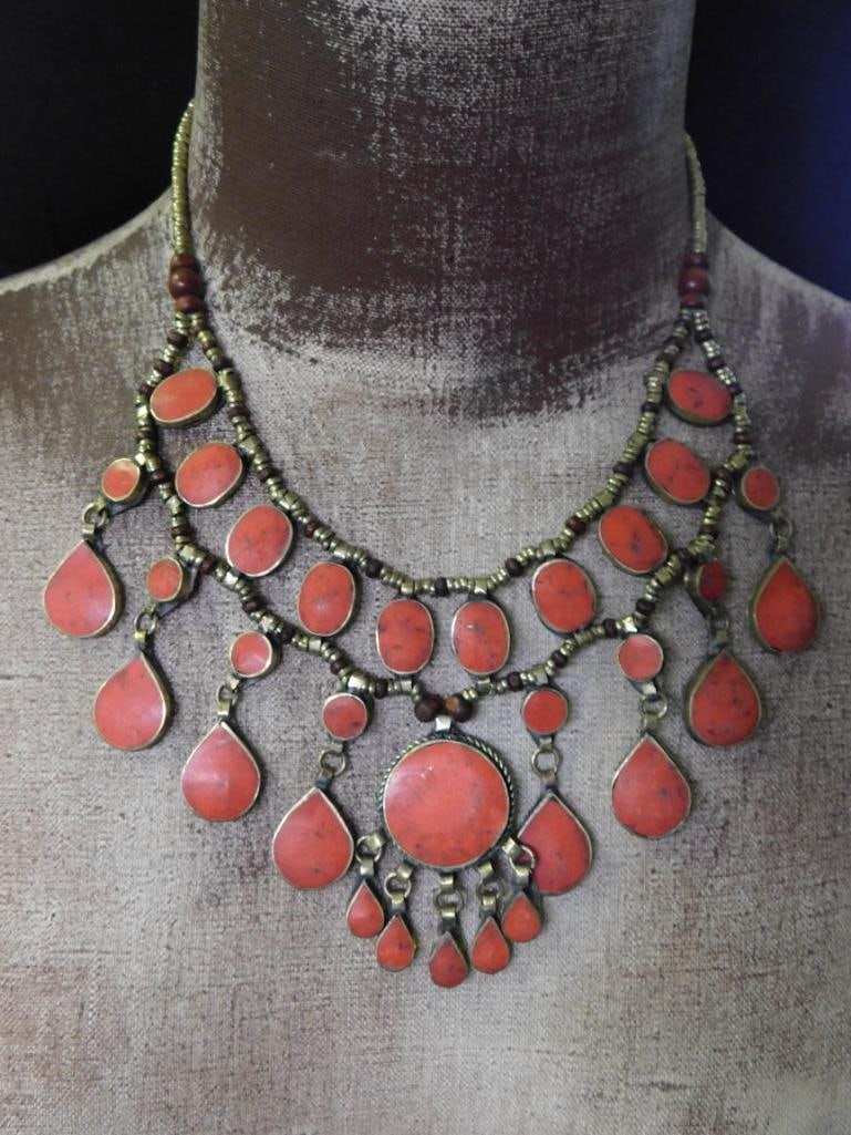RED JASPER NECKLACE ROCK STONE LAPIDARY SPECIMEN: RED JASPER NECKLACE ROCK STONE LAPIDARY SPECIMEN — Part of our Discover Vintage Vault, Crystals and Gems auction at HATMAN'S Auctions! Please see photos for measurements and condition. YES, we have