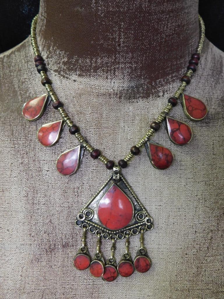 RED JASPER NECKLACE ROCK STONE LAPIDARY SPECIMEN: RED JASPER NECKLACE ROCK STONE LAPIDARY SPECIMEN — Part of our Discover Vintage Vault, Crystals and Gems auction at HATMAN'S Auctions! Please see photos for measurements and condition. YES, we have