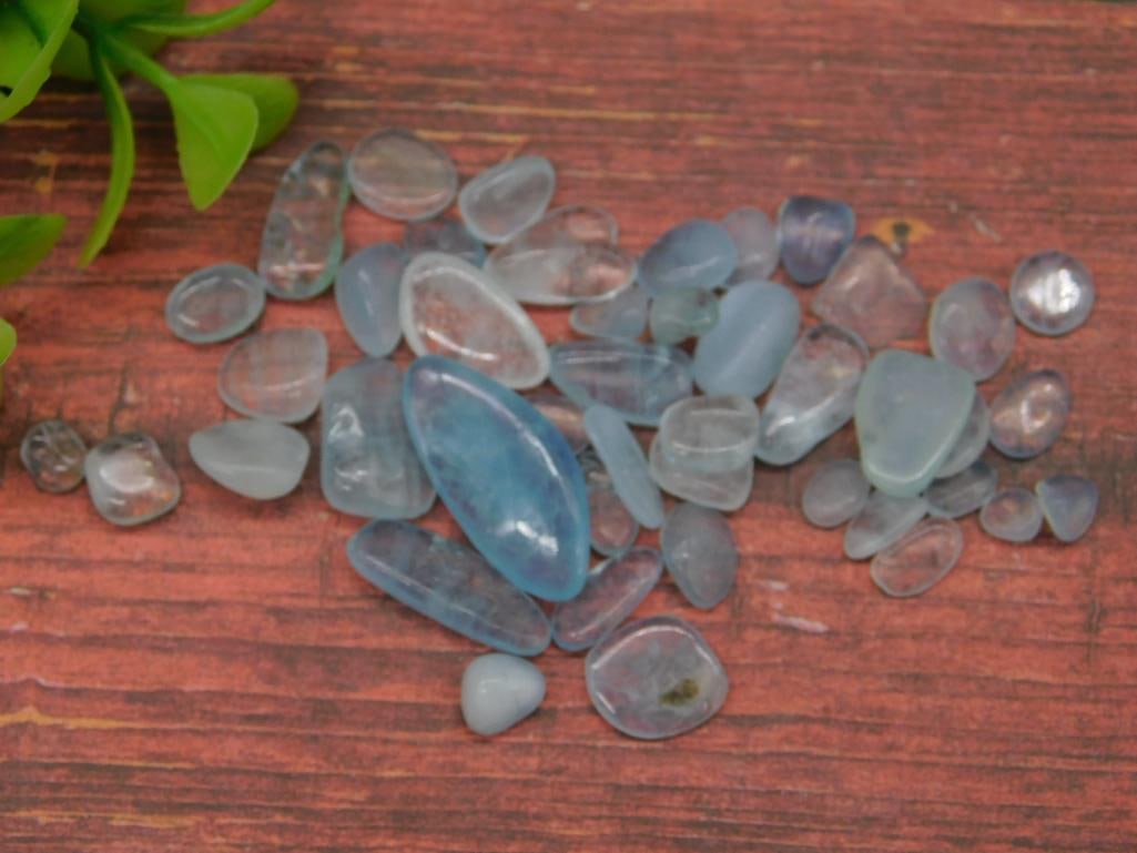AQUAMARINE ROCK STONE LAPIDARY SPECIMEN: AQUAMARINE ROCK STONE LAPIDARY SPECIMEN — Part of our Discover Vintage Vault, Crystals and Gems auction at HATMAN'S Auctions! Please see photos for measurements and condition. YES, we have in-house