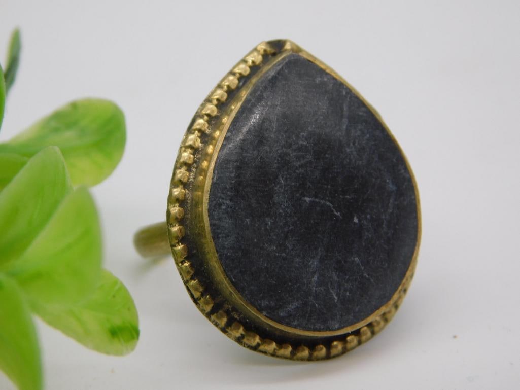 CABOCHON ROCK STONE LAPIDARY SPECIMEN: CABOCHON ROCK STONE LAPIDARY SPECIMEN — Part of our Discover Vintage Vault, Crystals and Gems auction at HATMAN'S Auctions! Please see photos for measurements and condition. YES, we have in-house sh