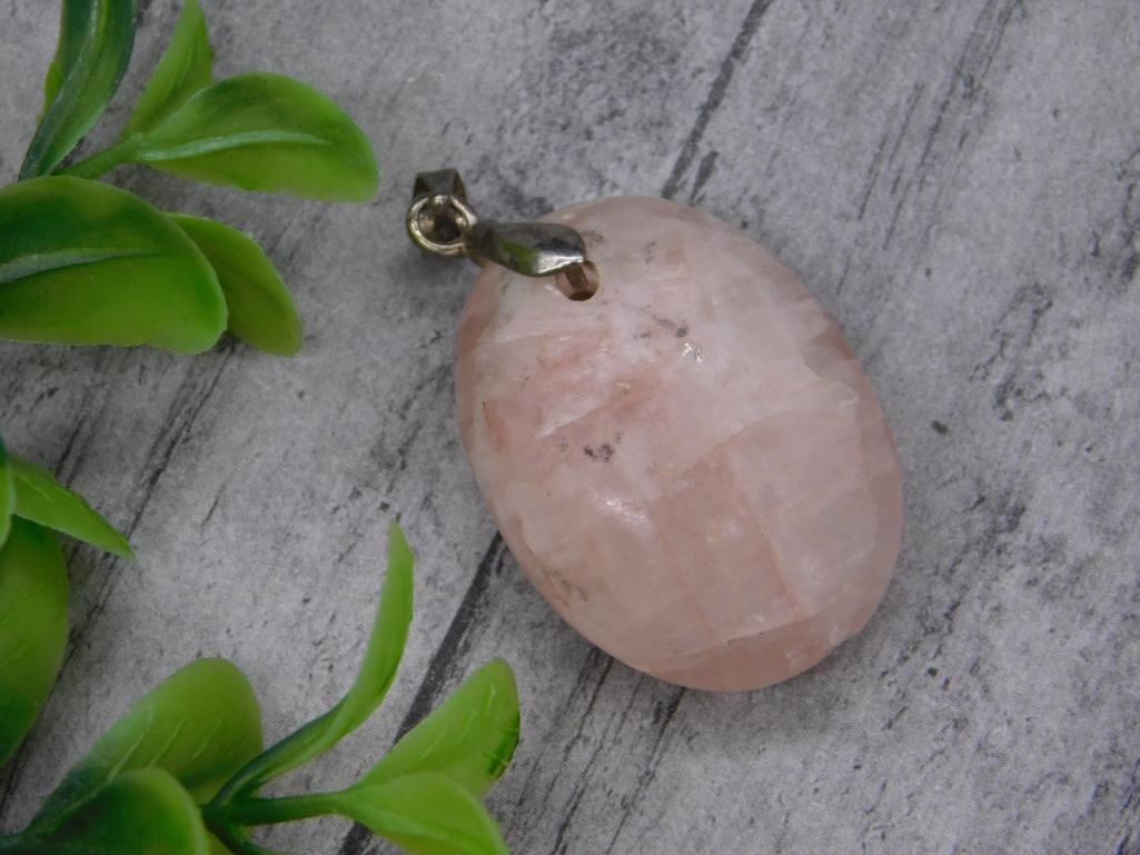 ROSE QUARTZ PENDANT ROCK STONE LAPIDARY SPECIMEN: ROSE QUARTZ PENDANT ROCK STONE LAPIDARY SPECIMEN — Part of our Discover Vintage Vault, Crystals and Gems auction at HATMAN'S Auctions! Please see photos for measurements and condition. YES, we have